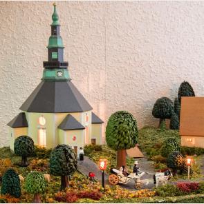 Seiffener Kirche mit Miniatur Hochzeits - Gespann